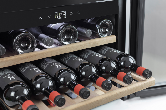 Встраиваемый винный шкаф Caso WineSafe 18 EB Black в магазине «На диване» в Тюмени  — Выгодная цена
